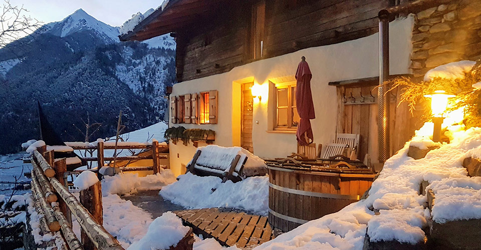 Außenanlage mit Hotpot - Ferienhaus des Obereggerhofs