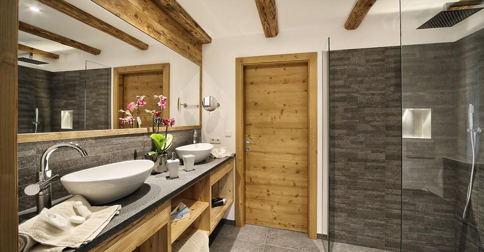 Chalet in stile alpino moderno a Scena