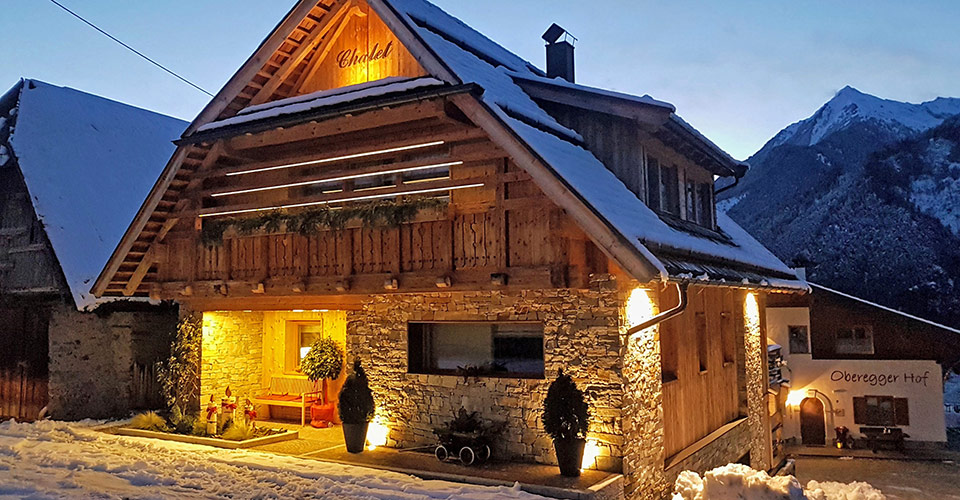Chalet in stile alpino, Scena