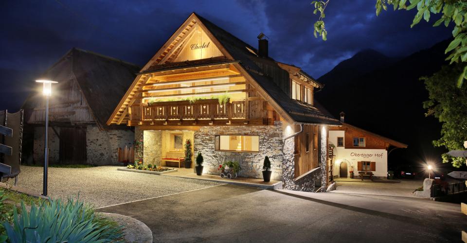 Chalet in stile alpino, Scena